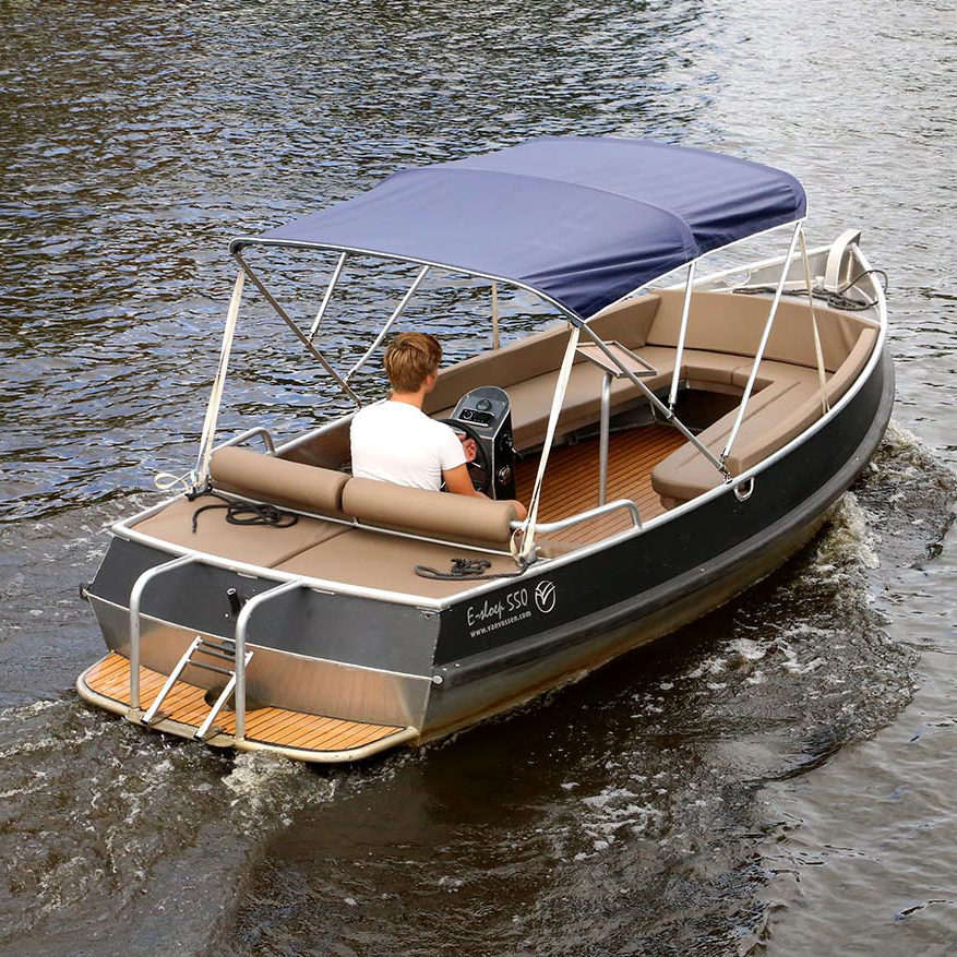 E-sloep 550 op het water