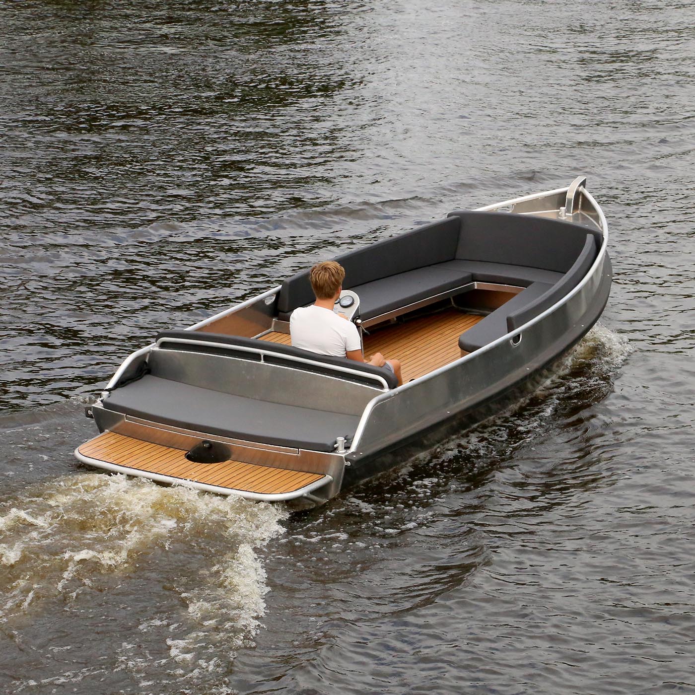 E-sloep 590 op het water