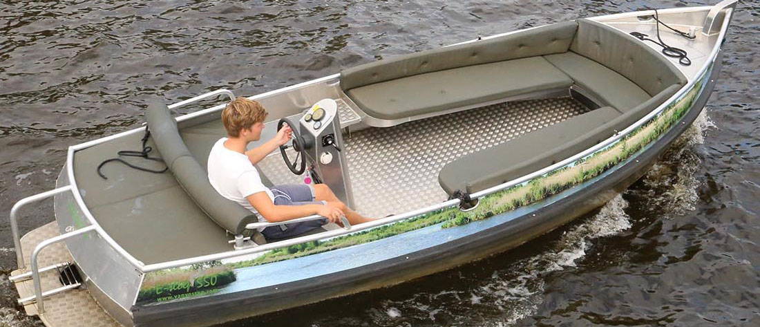 Elektrische sloep van Van Vossen in Giethoorn